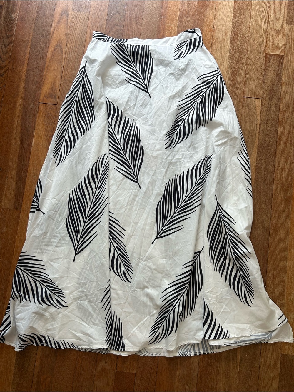 White and Black Leaf-Print A-Line Skirt dual split thigh slit flowy